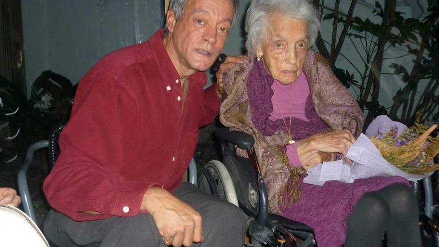 Fernando Martín y su madre, la protagonista, Julia Galán.