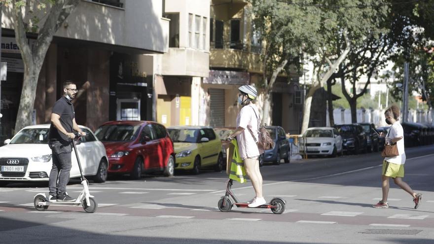 Los conductores de los patinetes no están obligados a llevar casco, aunque se recomienda su uso.