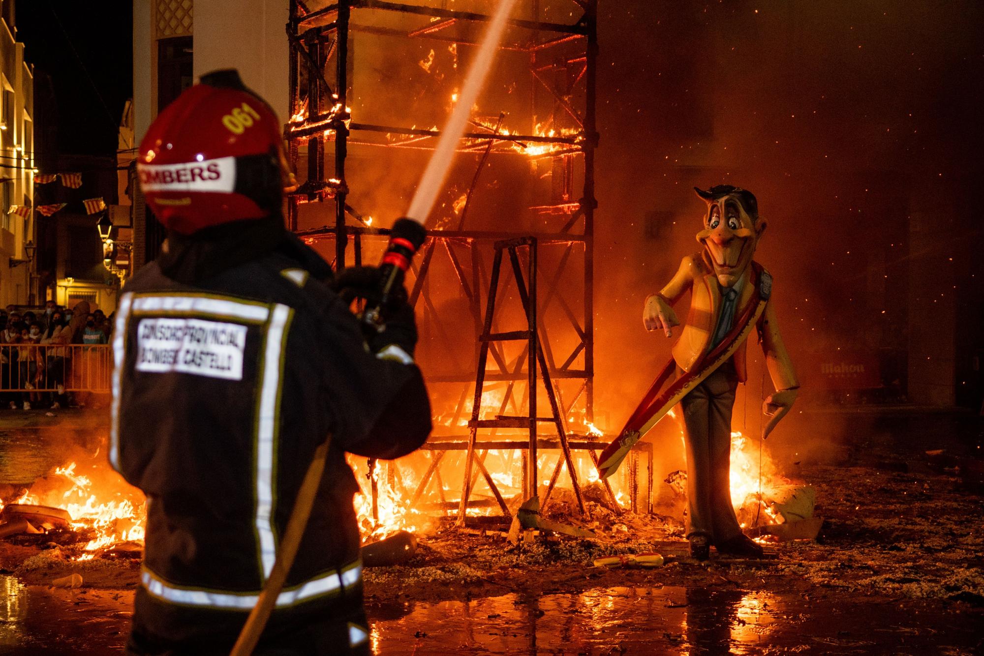 Los mejores momentos de una 'Nit de la Cremà' para el recuerdo en Burriana