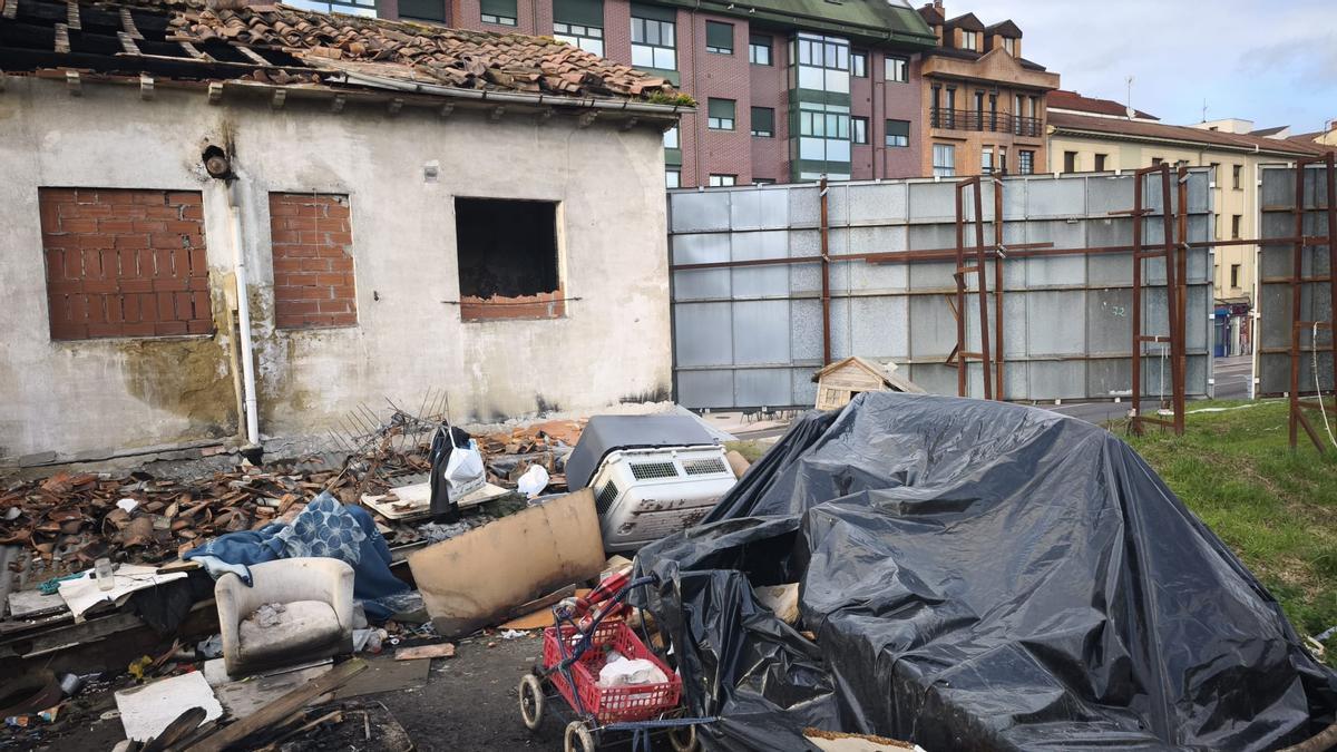 La tienda de plásticos improvisada justo delante de la casa que quemó, en la Tenderina Baja.