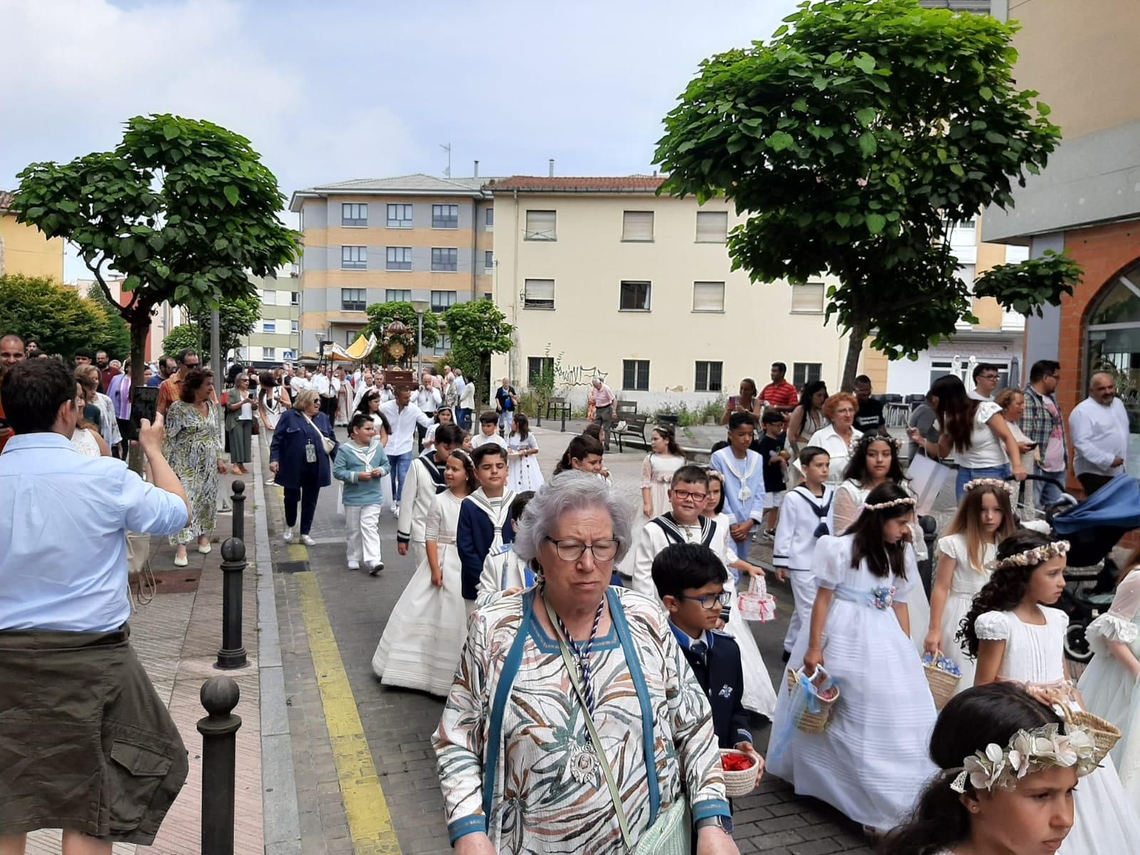 Cientos de personas festejan el Corpus en Lugones: la procesión y las alfombras, en imágenes