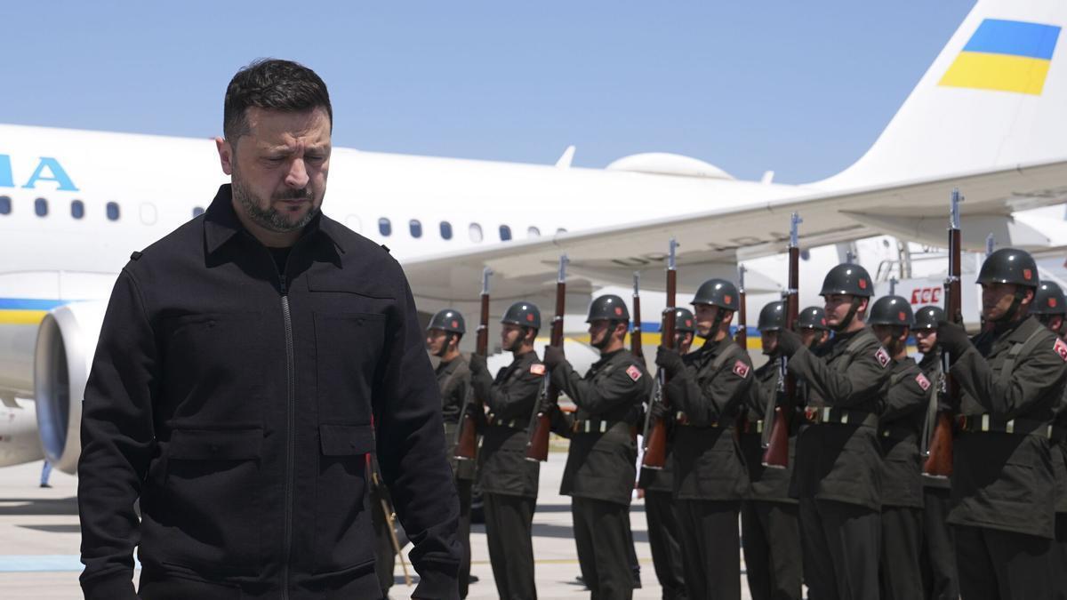 El presidente ucraniano, Volodímir Zelenski, llega al aeropuerto de Esenboğa antes de la cumbre de la OTAN de 2026 en Ankara, Turquía.