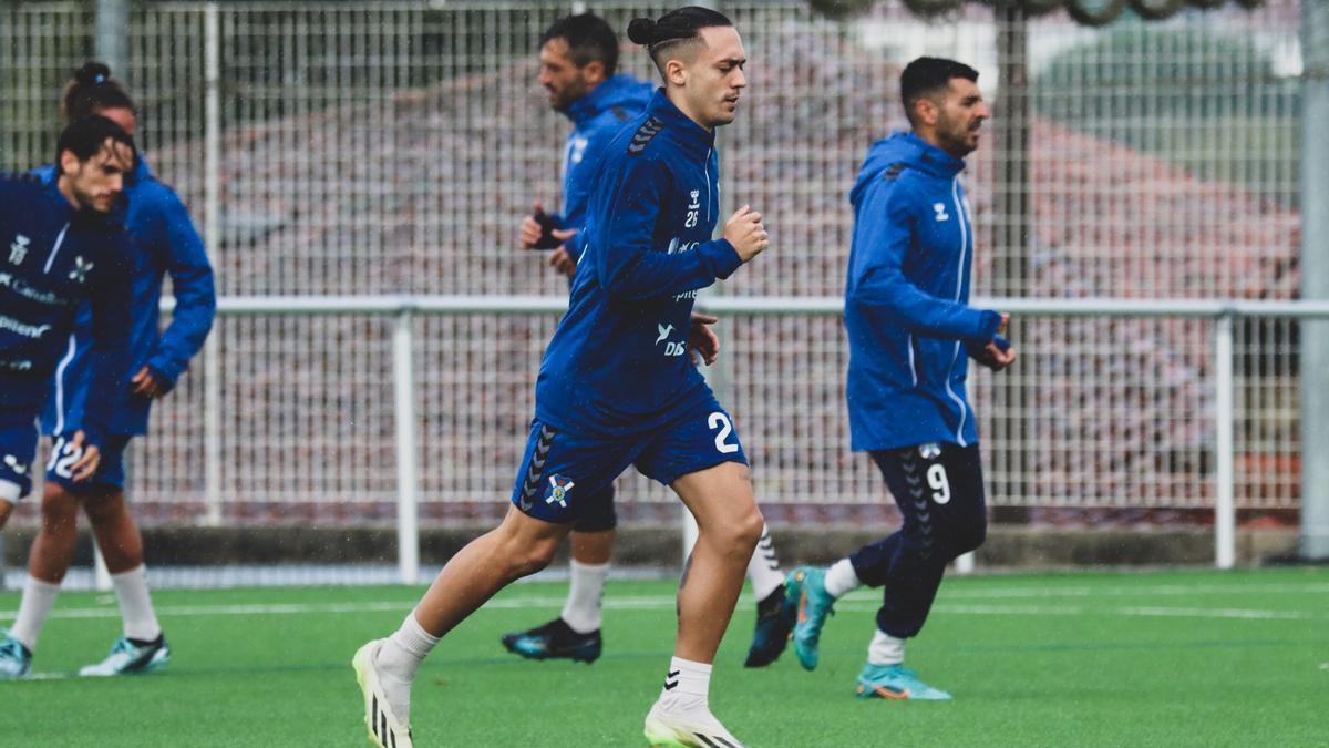 Los jugadores del Tenerife, ya instalados en Santiago, entrenando en los campos de As Cancelas este lunes