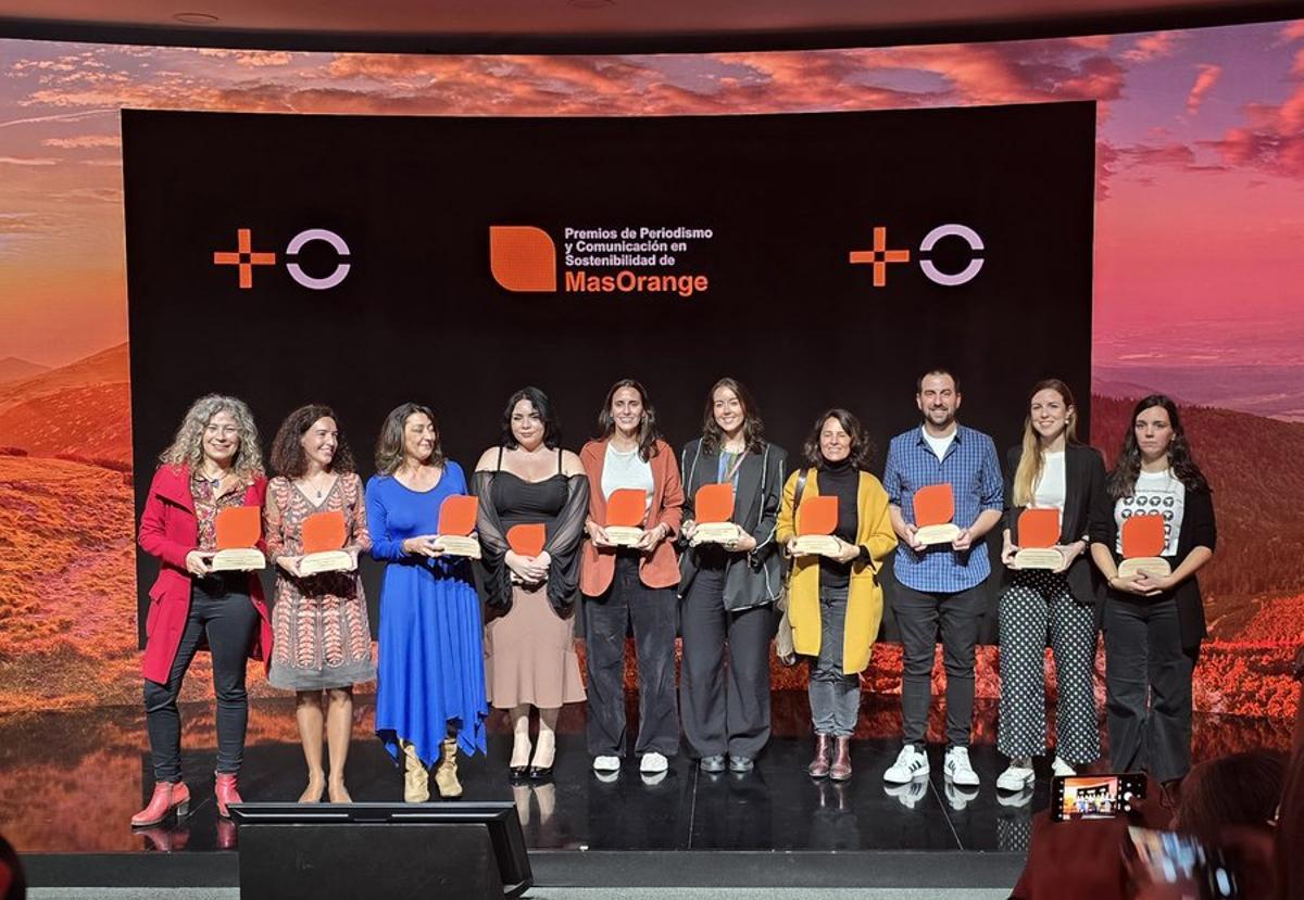 Foto de familia de los galardonados en los Premios de Periodismo y Comunicación en Sostenibilidad de MasOrange. Valentina Raffio, de EL PERIÓDICO, cuarta por la izquierda.