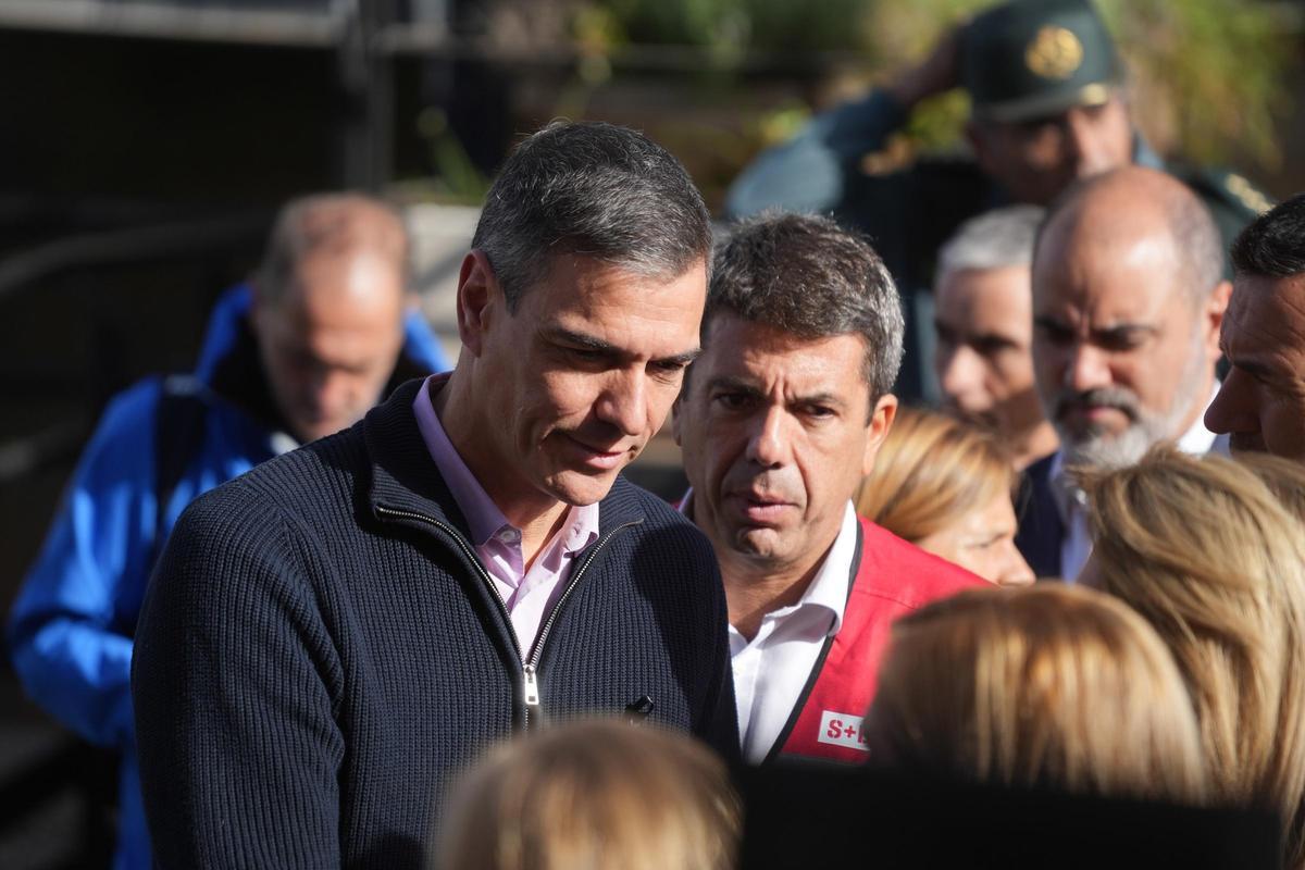 el presidente del Gobierno, Pedro Sánchez (i), y el presidente de la Generalitat Valenciana, Carlos Mazón (d), durante su visita al Cecopi el 31 de octubre.
