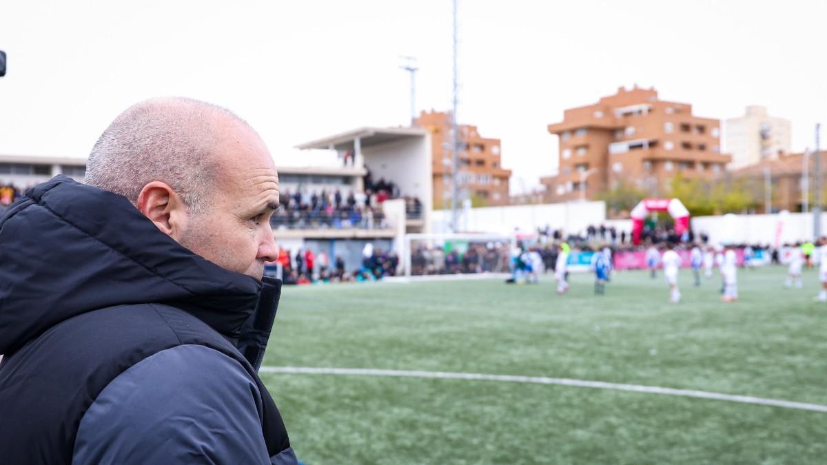 Andrés Iniesta observa la final de su torneo