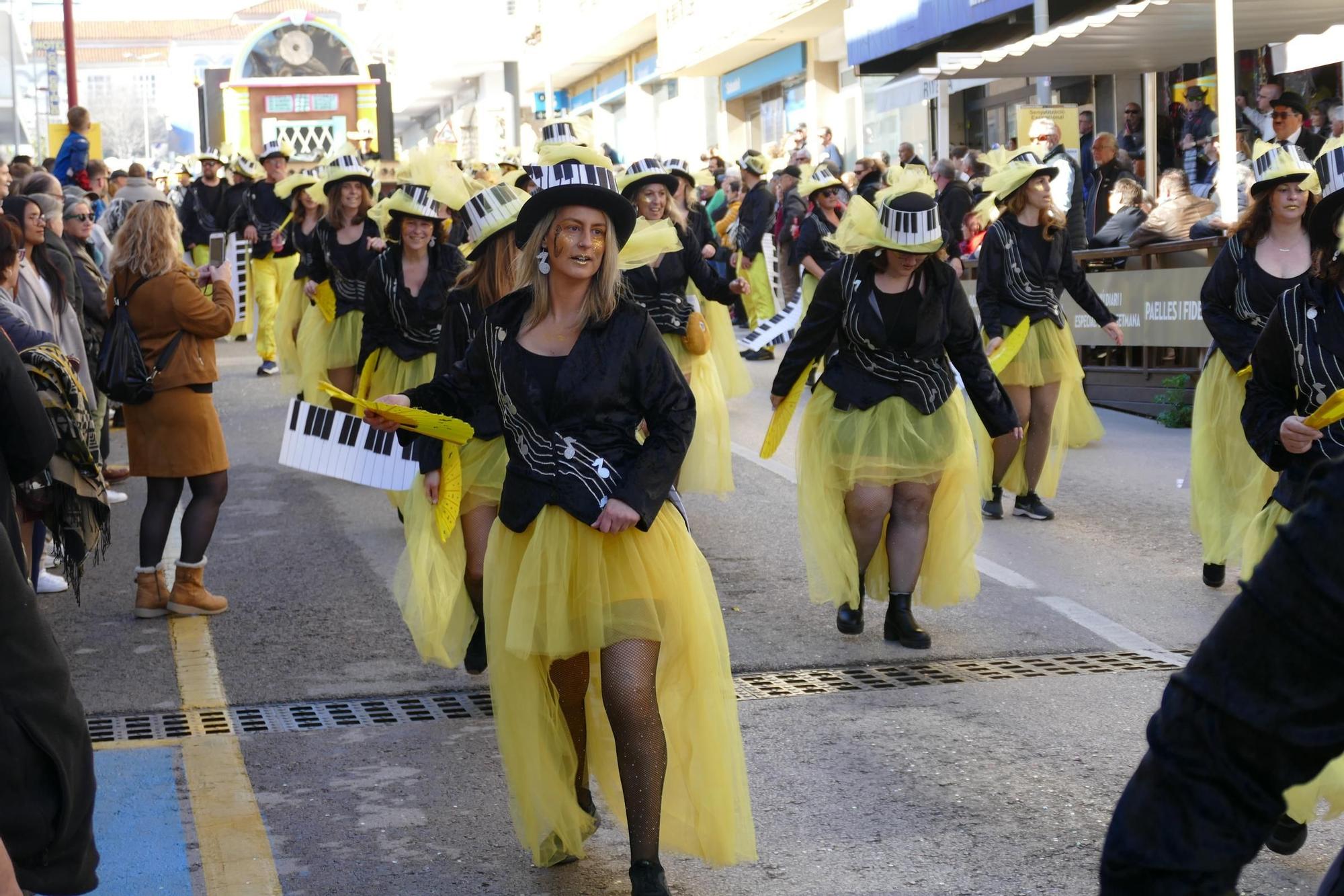 L'Escala s'acoloreix amb la rua de carnaval