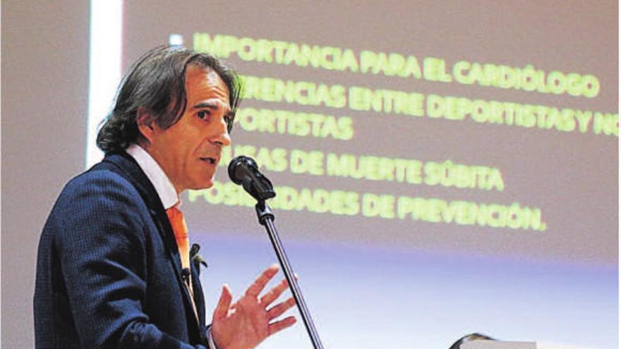 José Luis Santos Iglesias, jefe de Cardiología del Hospital Recoletas de Zamora, durante una ponencia.