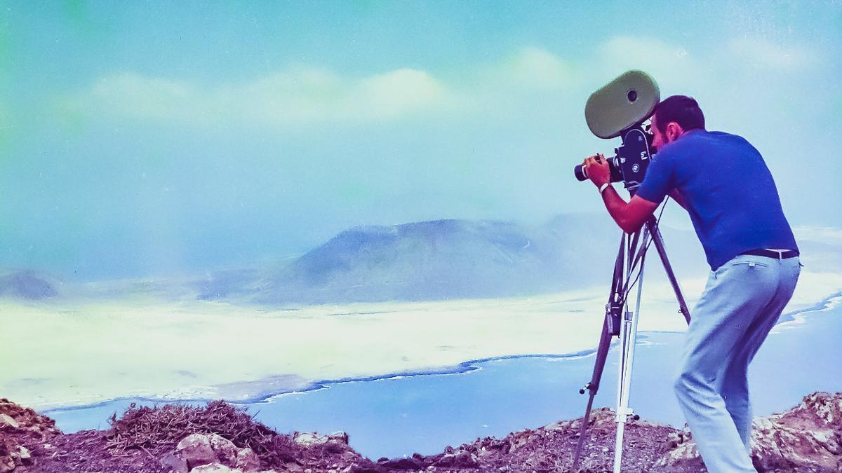 Pedro Siemens grabando La Graciosa y El Río desde lo alto de El Risco