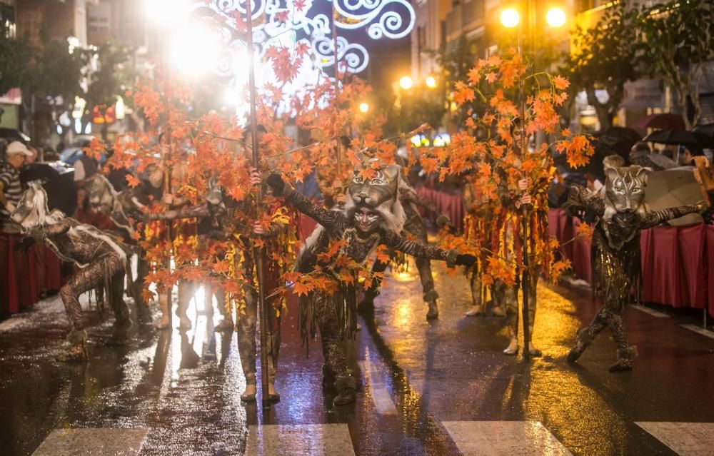 La naturaleza y los cuentos infantiles brillan en la entrada de Moros y Cristianos de El Campello