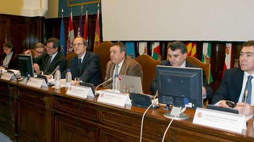 El ministro Ángel Gabilondo, con algunos rectores, ayer en Madrid.