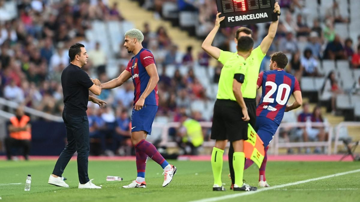 Araujo, sustituido por Sergi Roberto en el Gamper