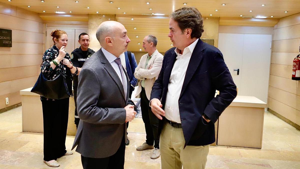 El delegado del Gobierno, Fernando BEltrán, y el consejero de Hacienda, Roberto Bermúdez de Castro, este martes.