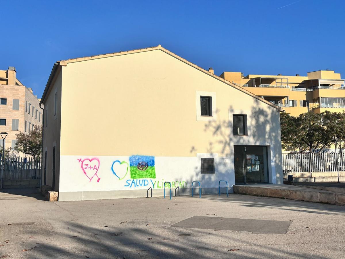 20 de abril, aparecen nuevas pintadas en el casal de barri del Molinar