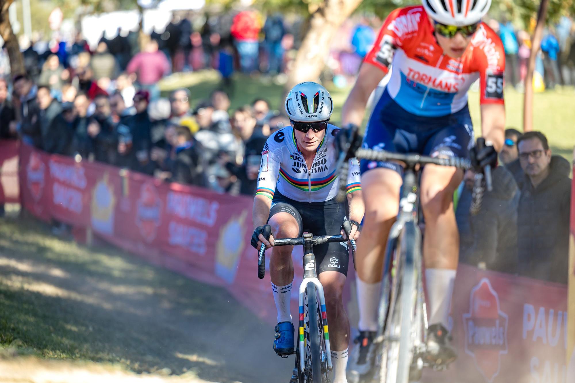 Apoteósico mundial de ciclocross de Benidorm: Van der Poel derrota a Van Aert.