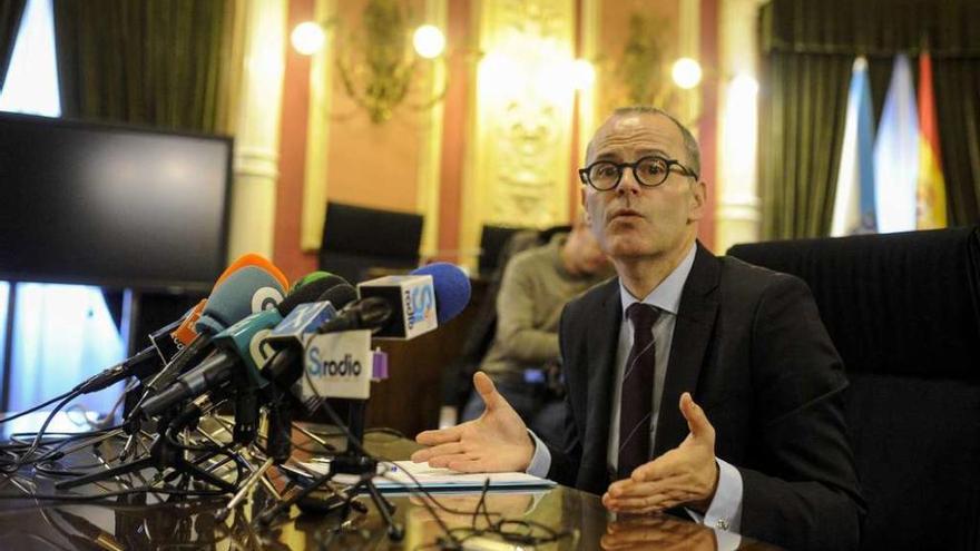 El alcalde, Jesús Vázquez, durante su comparecencia al término de la Junta de Gobierno Local. // Brais Lorenzo