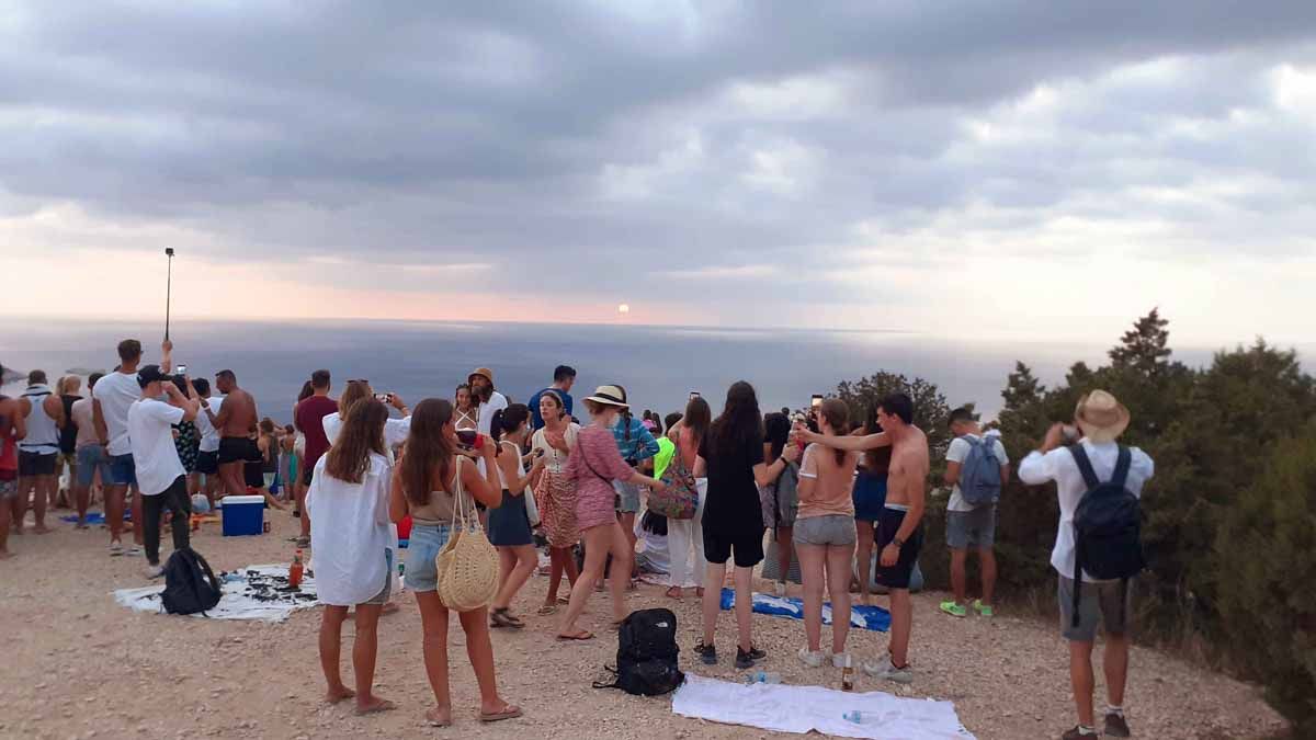 La puesta de sol en Ibiza, un botellón con vistas