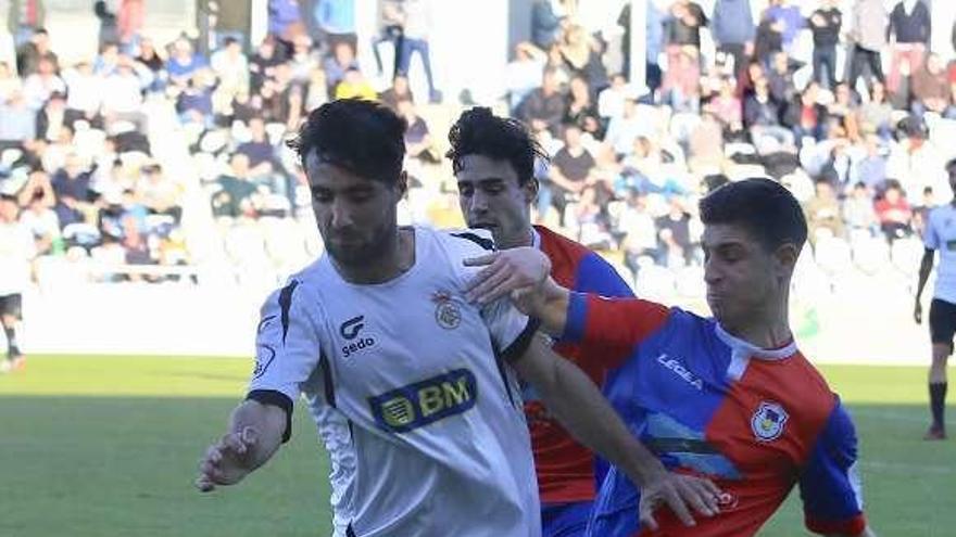 Cabranes y Zubiri disputan el balón a un jugador del Real Unión.