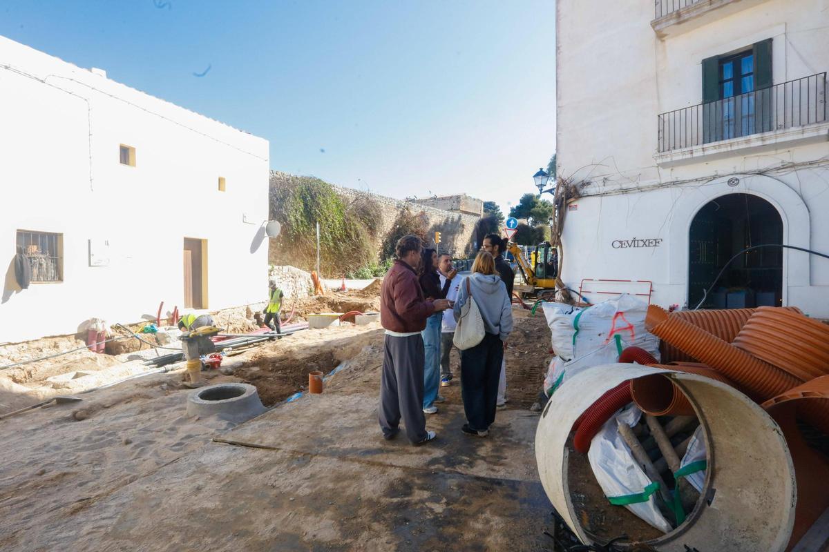 Comerciantes reunidos en la puerta de 'Cevitxef', uno de los restaurantes afectados de la zona
