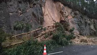 El río da Fraga se desborda y un desprendimiento corta la Autovía en Domaio