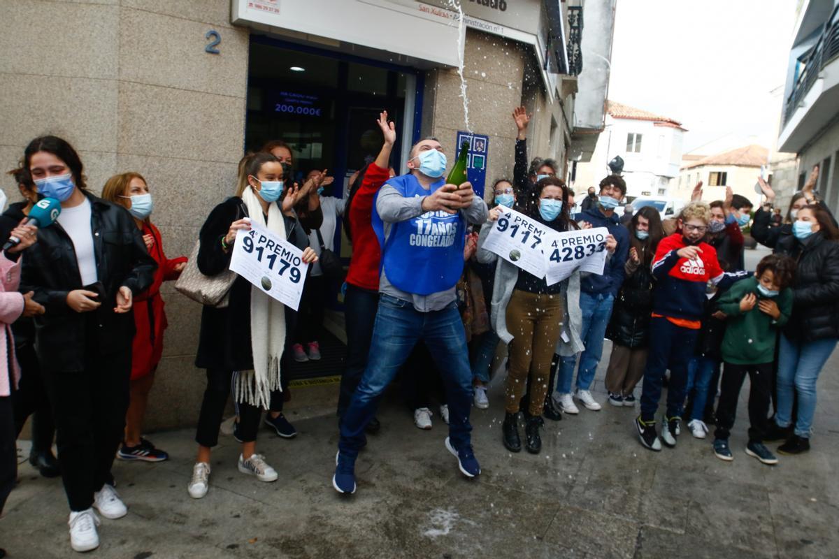 Brindis en la administración de A Illa, el 22 de diciembre de 2021.