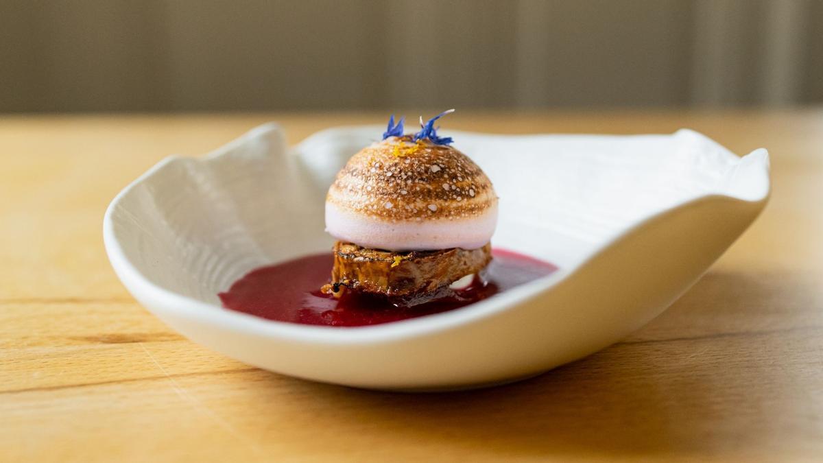 El pastelito de filo, membrillo, yogur y merengue de violeta con salsa de flor de naranjo de Kle.