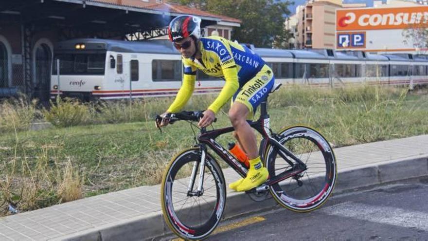 El ciclista cubrió ayer el trayecto Alcoy-Xàtiva en un tiempo menor que el del tren.