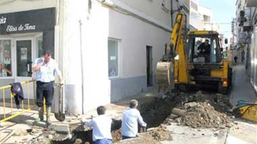 La rotura de una tubería obliga a cortar el tráfico y el suministro de agua en varias calles de Mérida