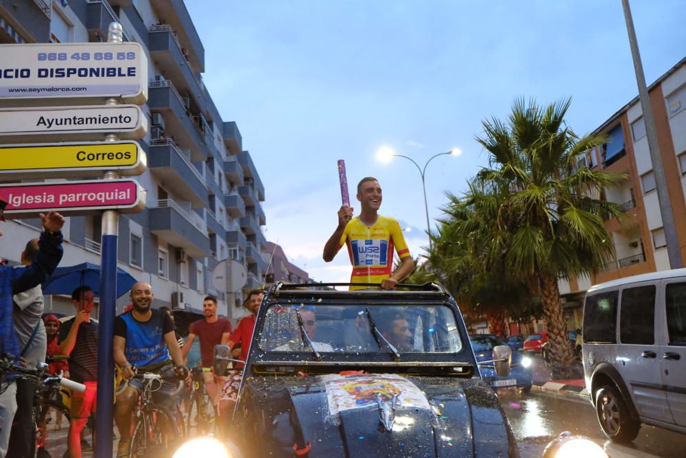 El campeón de las Vueltas a Portugal y Asturias, y subcampeón en la Comunidad de Madrid, recibe un caluroso homenaje por sorpresa en su pueblo natal