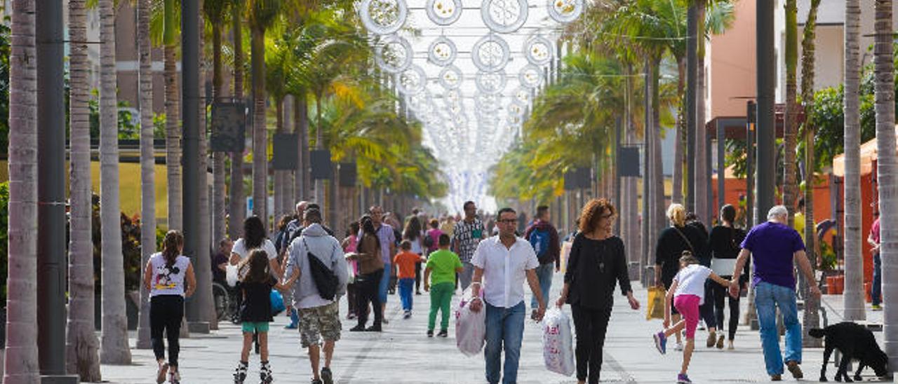 Los visitantes de la avenida de Canarias, en Vecindario, pasean con sosiego.