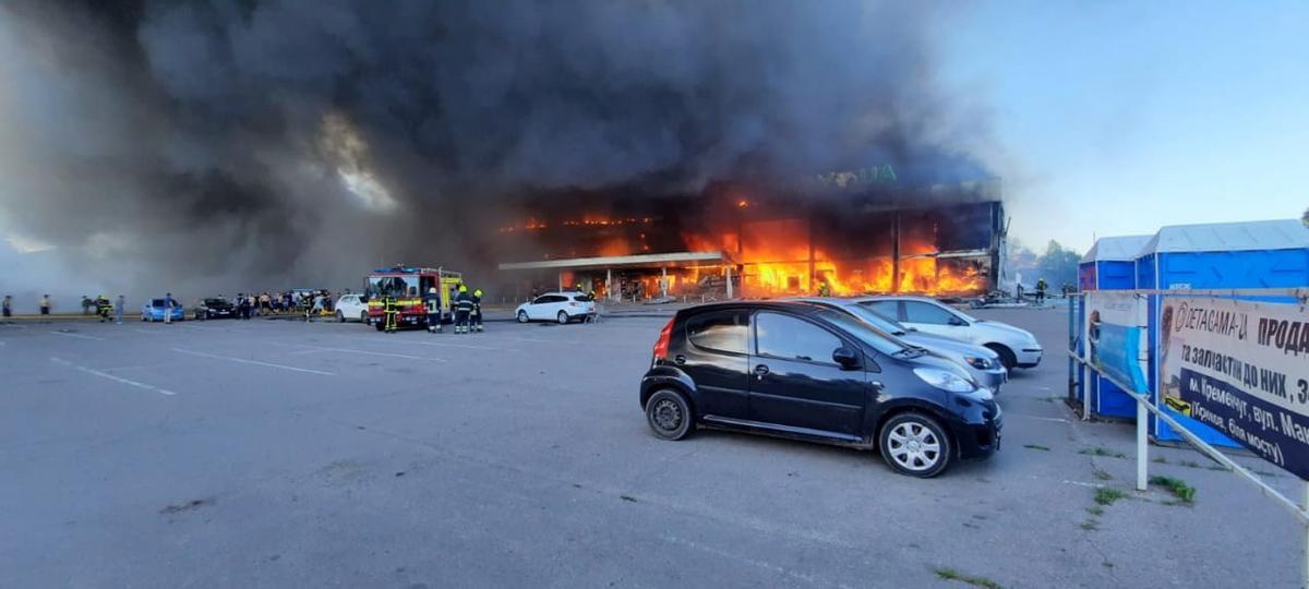 Un míssil impacta contra un centre comercial a Ucraïna.