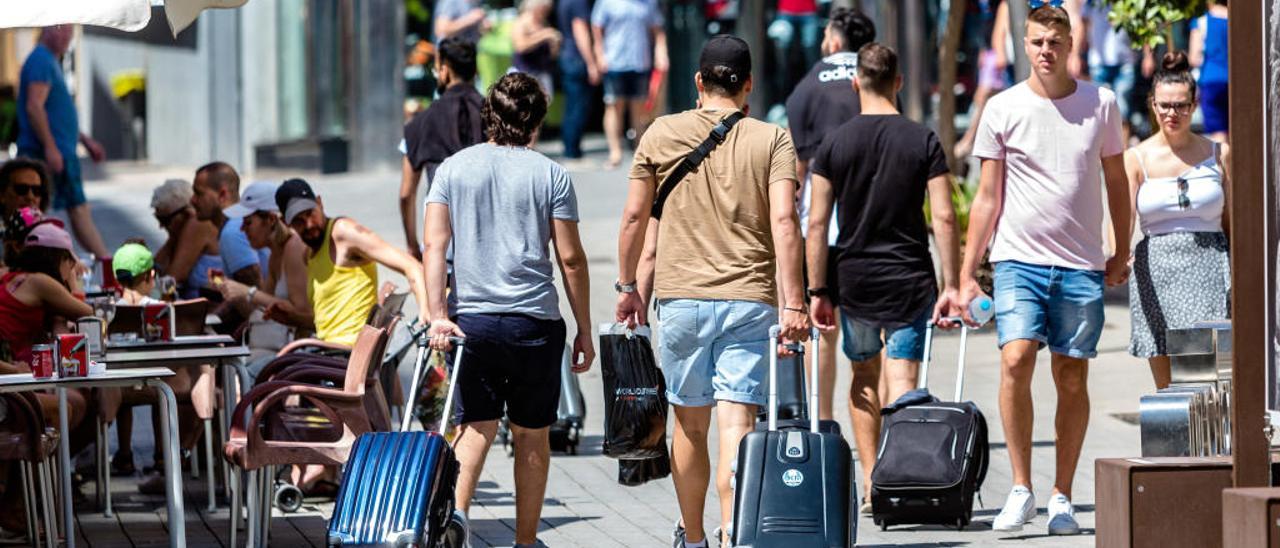 Turistas llegando al centro de Benidorm.