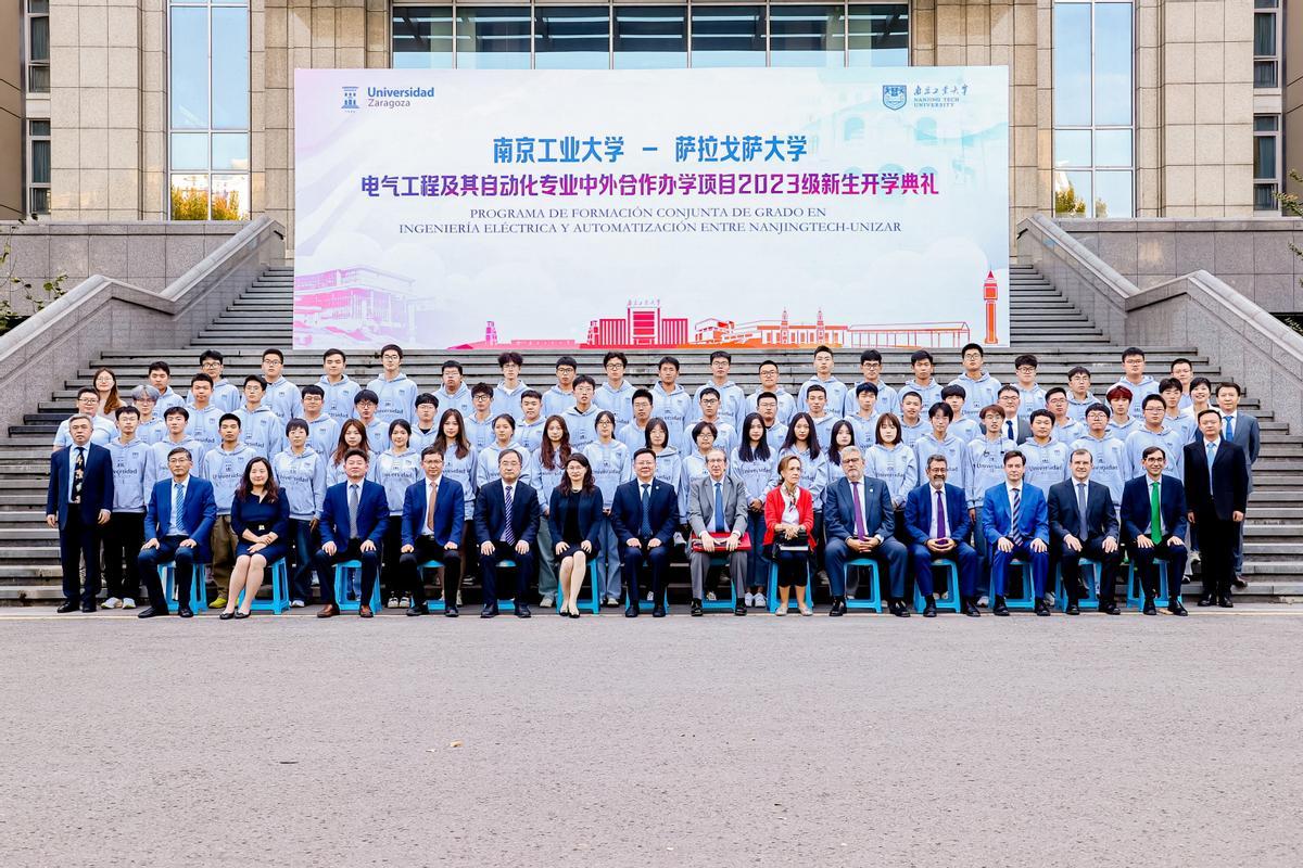 Foto de grupo con los alumnos del doble grado de la Universidad de Nanjing Tech