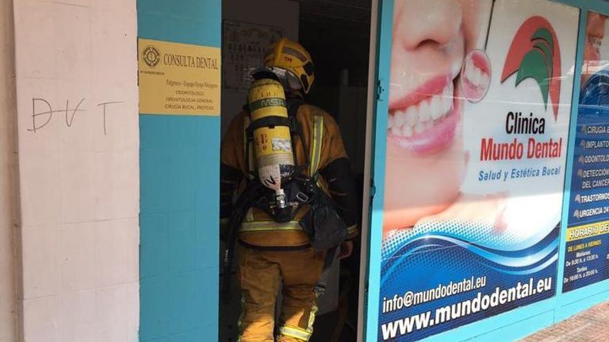 Los bomberos en la clínica siniestrada.