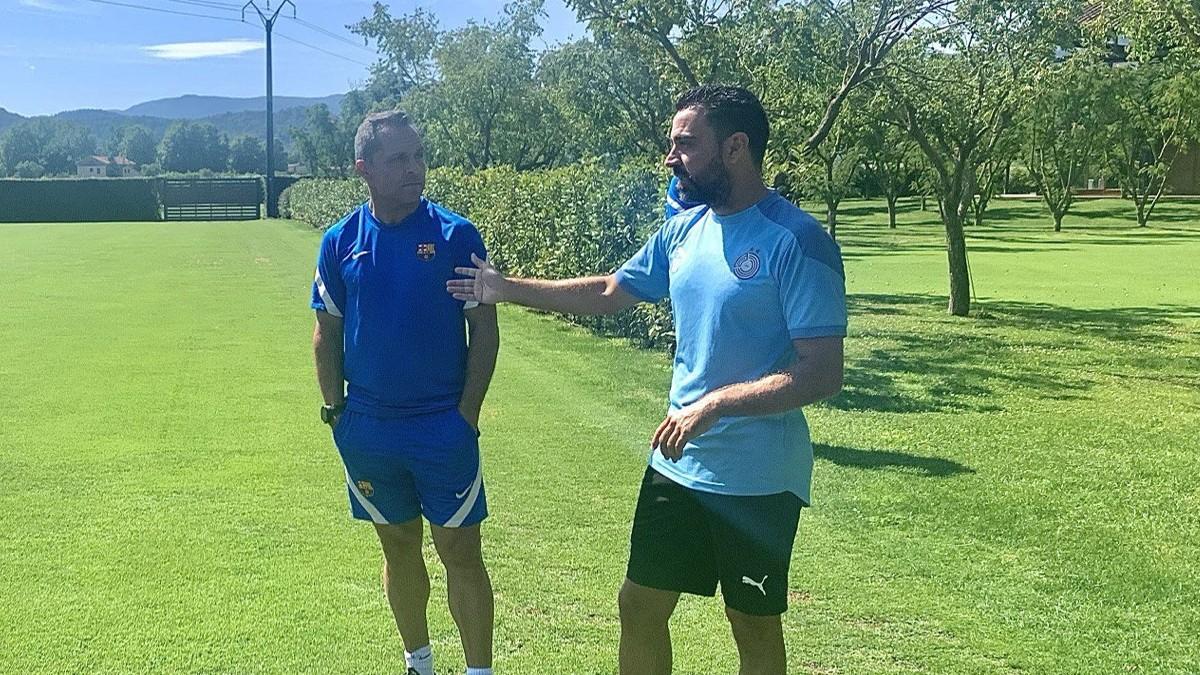 El encuentro de Xavi Hernández y Sergi Barjuan en el 'stage' en la Vall d'en Bas