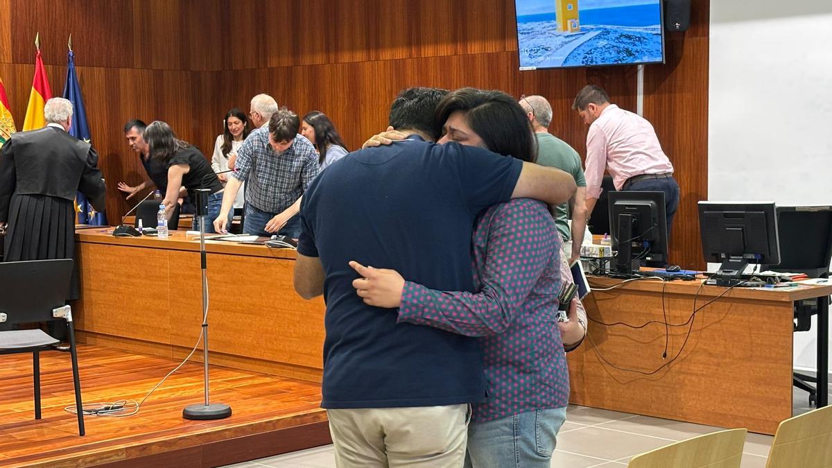 Amna A. se abraza con su marido tras conocer que ha quedado libre de todos los cargos, este viernes por la mañana en la Audiencia Provincial de Zaragoza.