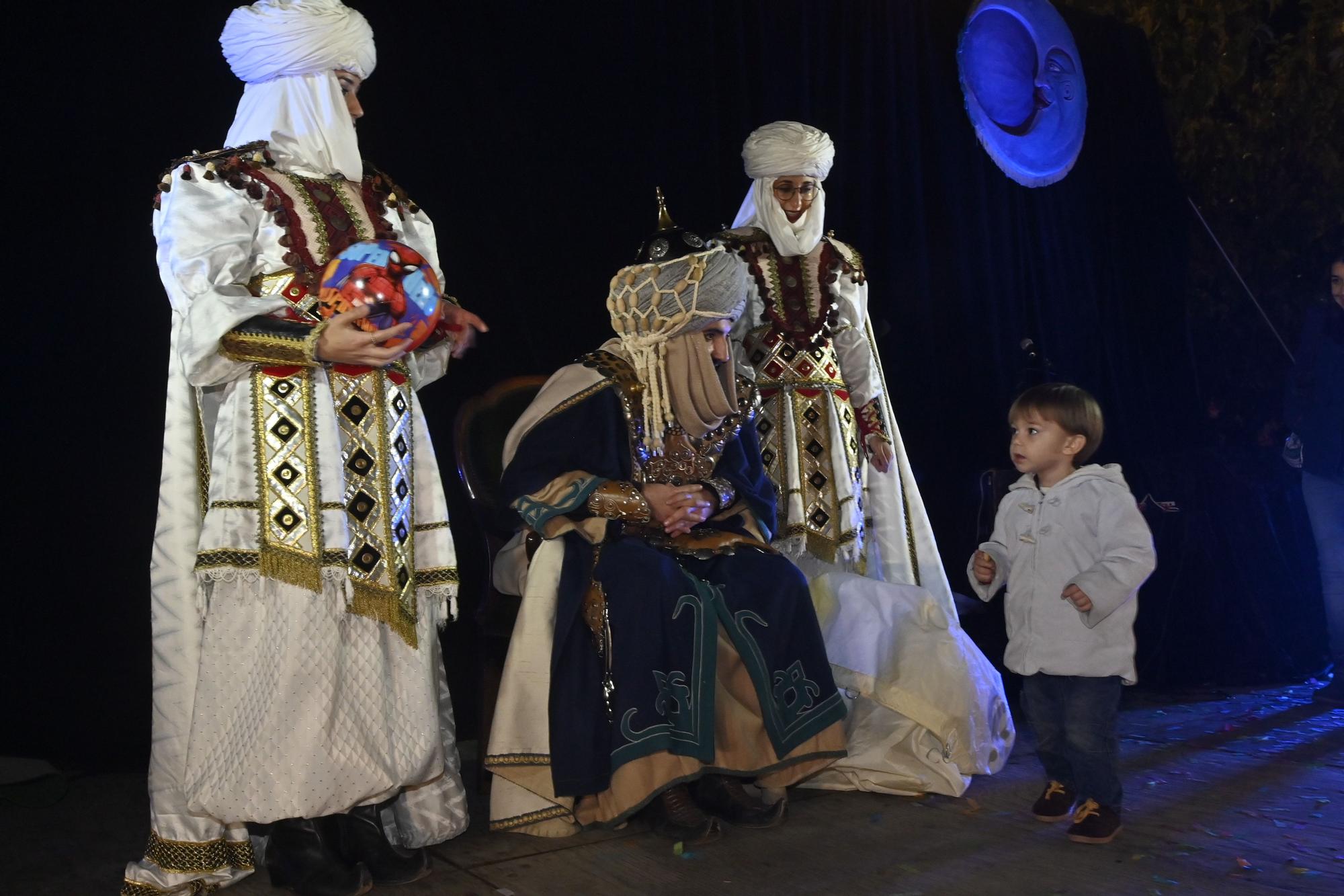 Los peques de Castelló entregan al Cartero Real las misivas con sus deseos. Encuentra tu foto.