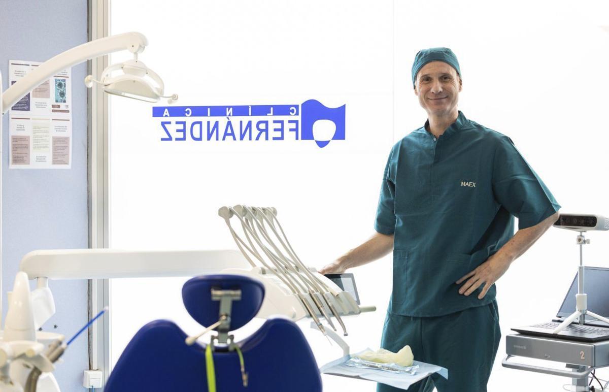 El doctor Alberto Fernández en su clínica de Ibiza. | FOTOS: VICENT MARÍ