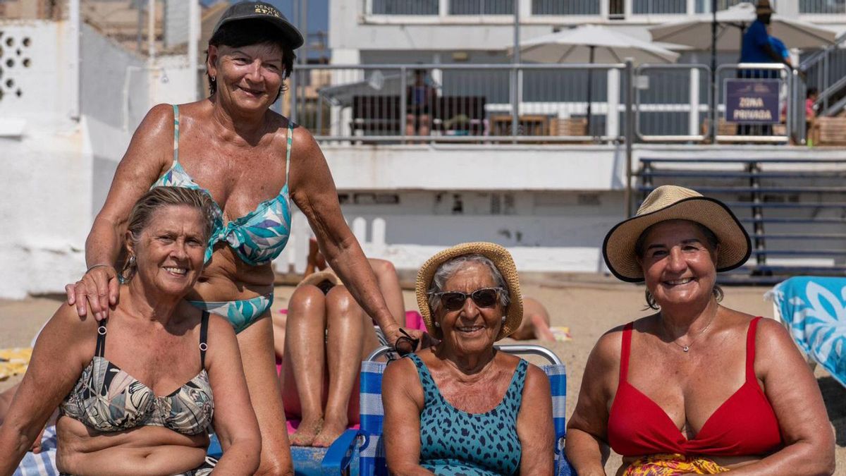 Isabel Ramírez, Mari Carmen Tranche, Ascensión Salmerón i Glòria Pérez, a la platja de Badalona. | ZOWY VOETEN