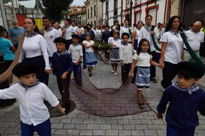 EN IMÁGENES: la procesión de la "llamada de la mar" del Carmen de Luanco