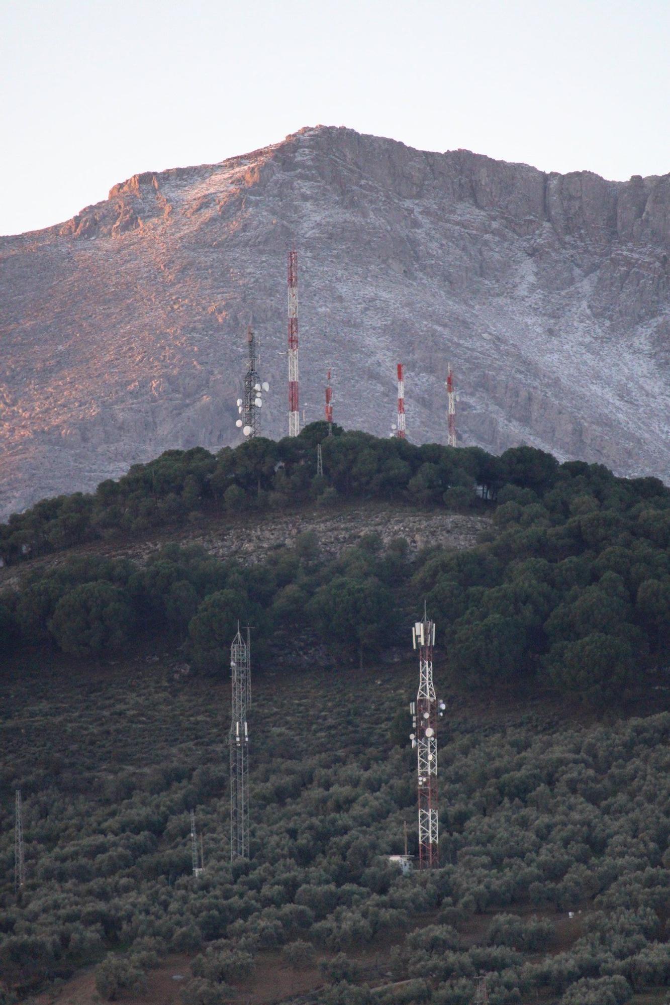 La nieve cubre de blanco El Torcal de Antequera