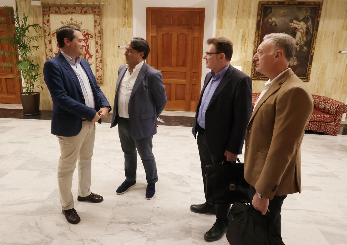 Javier Paniagua y el alcalde, con integrantes de la empresa.