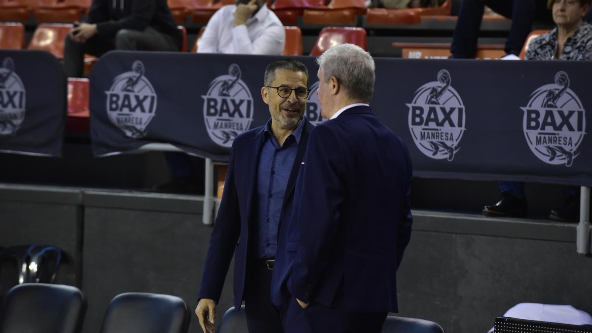 Pedro Martínez saludant Óscar Quintana abans del partit