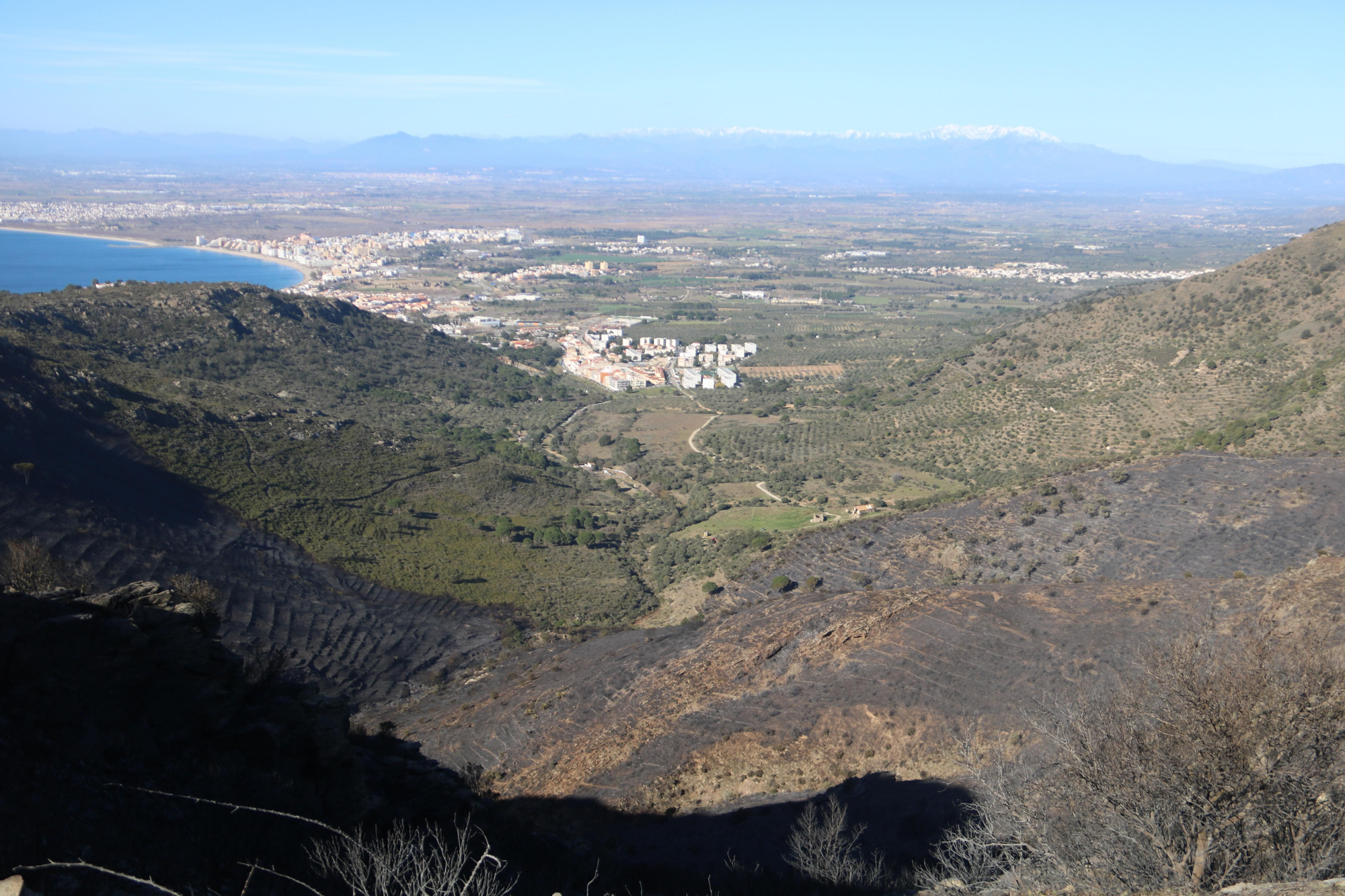 Imatges aèries de l'incendi forestal de Roses