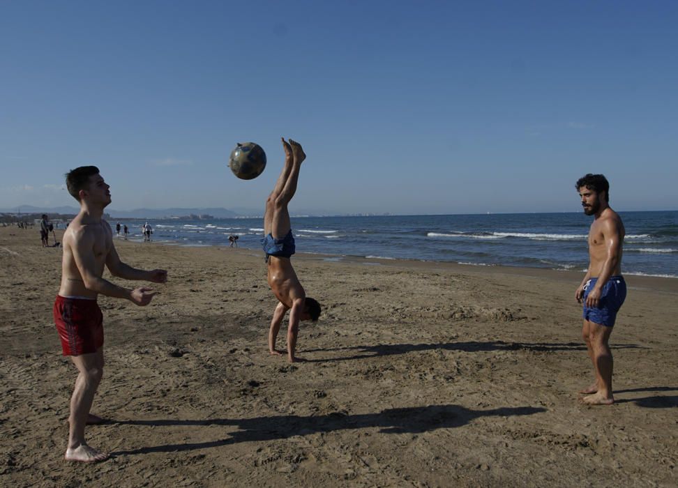 Playas y terrazas llenas en València en los primeros días de la fase 1