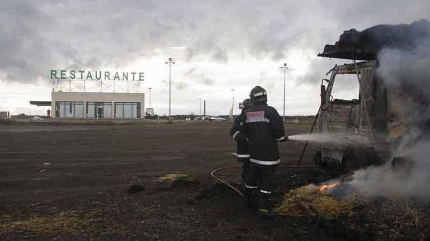 Bomberos del parque de Benavente extinguiendo el fuego en un camión de paja.