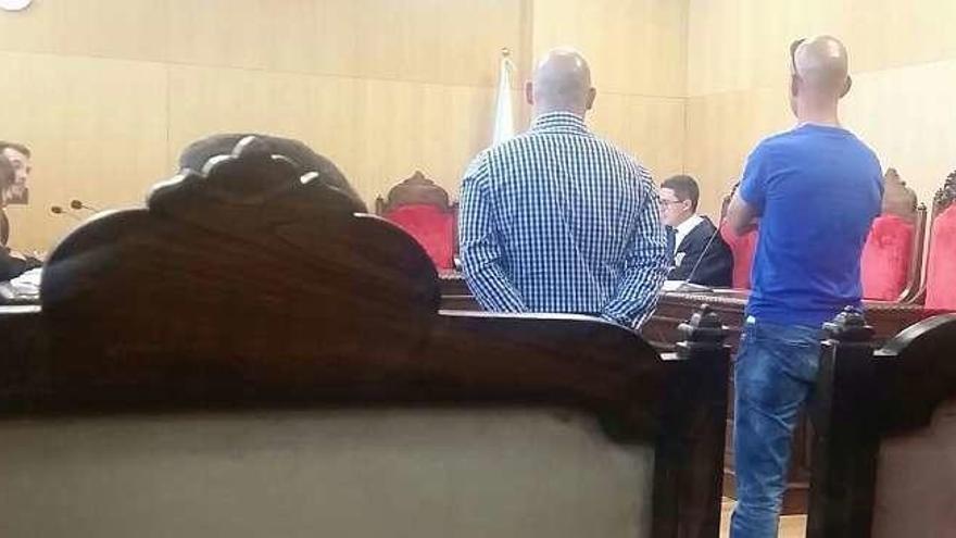Dos guardias, declarando como testigos, ayer en el juicio. // FdV