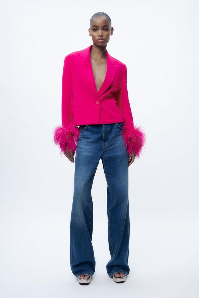 Blazer fucsia Zara con plumas