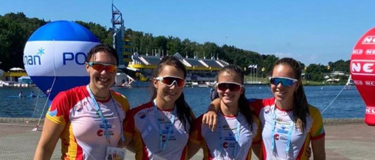 El K-4 junior femenino de España, con Carla Carral y Andrea Rodríguez, primera y segunda por la izquierda.