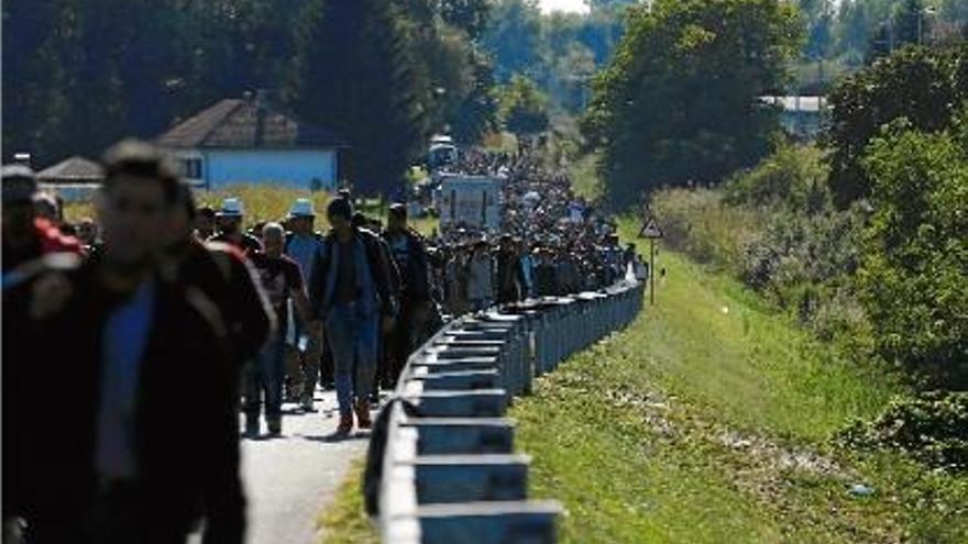 Centenars d&#039;immigrants caminen seguint la frontera croata amb Hongria.